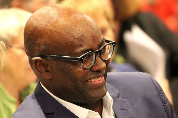 Retrato de Achille Mbembe